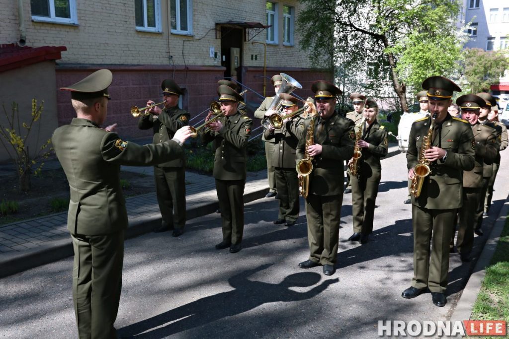 Без масак, але з аркестрам. У Гродне ветэранаў віншуюць з Днём Перамогі
