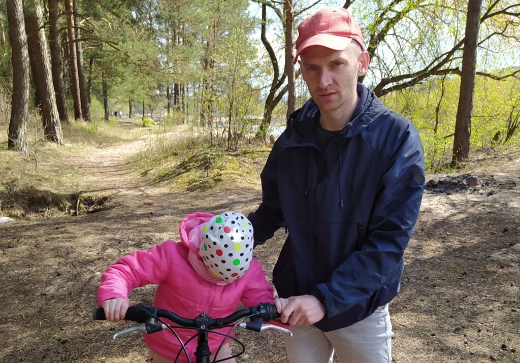 «Дочь спрашивает, где папа». Гродненка рассказала, как вместе с Тихановским случайно задержали ее мужа Владимир Наумик с дочерью. Фото из личного архива семьи