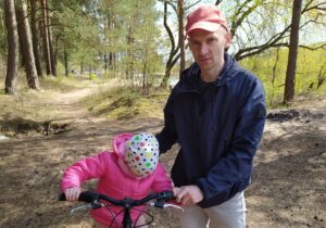 «Дочь спрашивает, где папа». Гродненка рассказала, как вместе с Тихановским случайно задержали ее мужа Владимир Наумик с дочерью. Фото из личного архива семьи