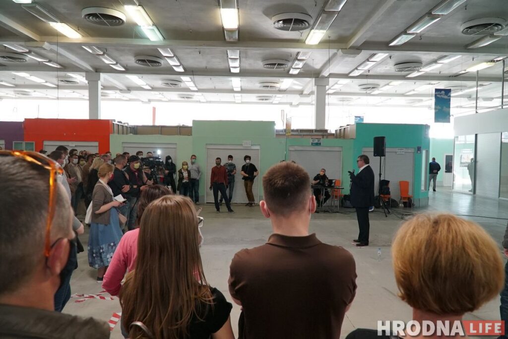 "Не ісці на выбары - прагаласаваць за ўладу". Віктар Бабарыка сабраў на сустрэчы 250 гродзенцаў