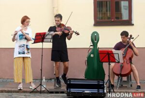 «Говорят, баян с шансоном уже надоел». На Советской в Гродно появились новые уличные музыканты «Говорят, баян с шансоном уже надоел». На Советской в Гродно появились новые уличные музыканты