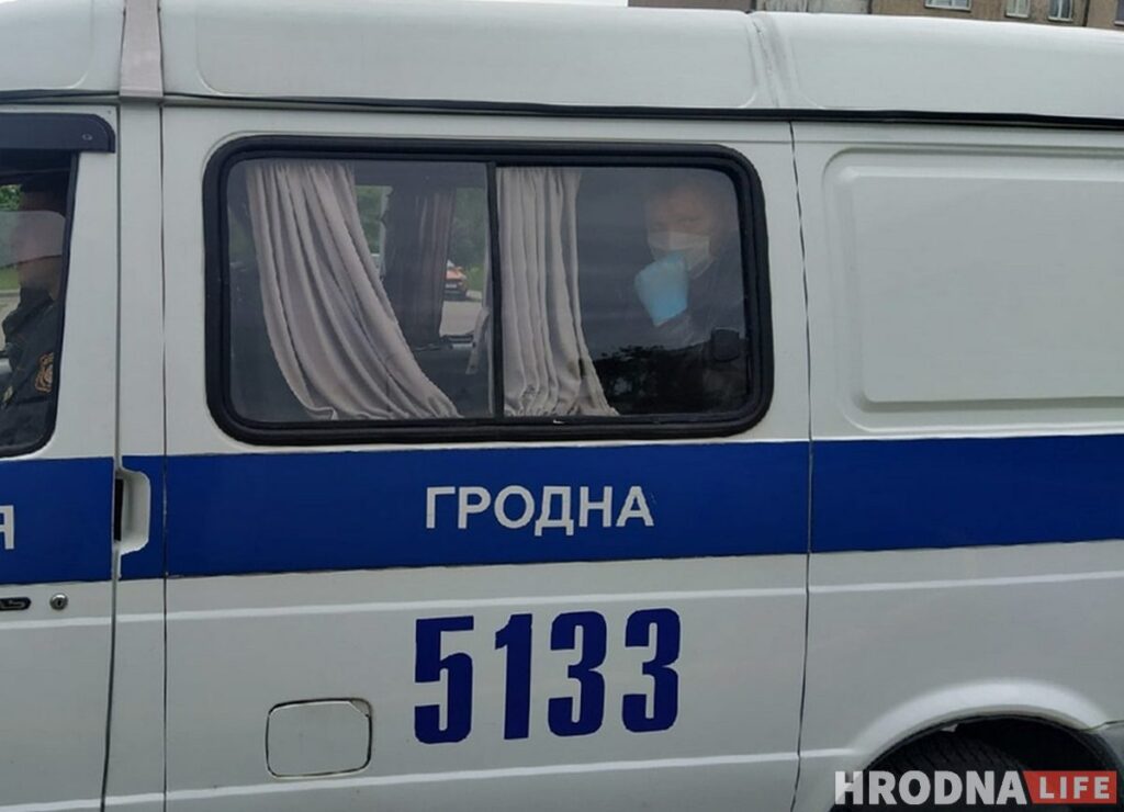 «За атрыманыя сродкі аплацім штрафы». Мастак намаляваў пікет у Гродне і гатовы прадаць малюнак