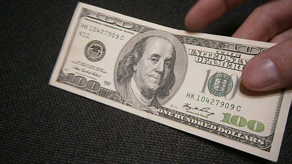 Гродненца, который поднял из урны и вернул владельцу 100$, начали судить за кражу Гродненца, который поднял из урны и вернул владельцу 100$, начали судить за кражу
