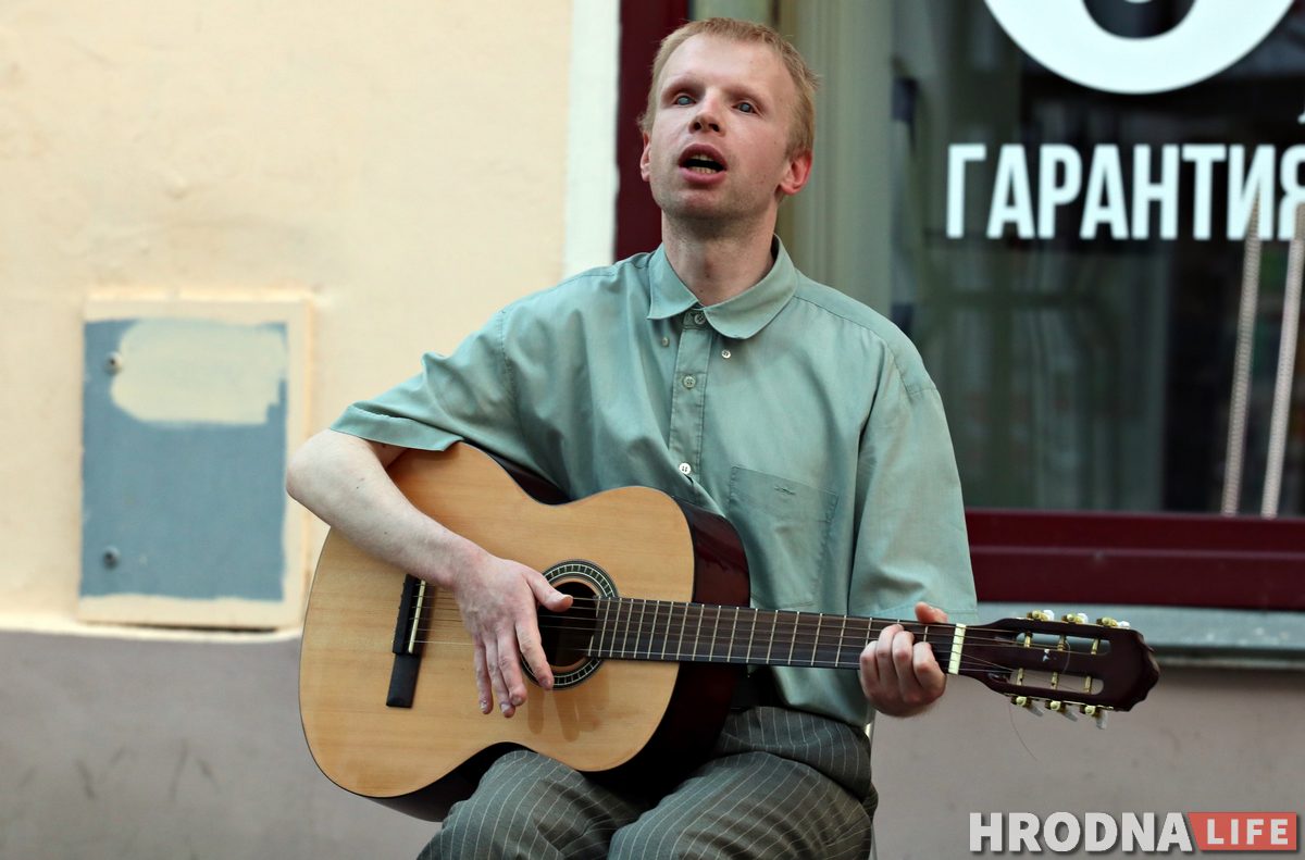 «І тут мяне пазнаюць, як прыемна». Сляпы музыка выйшаў граць у цэнтры Гродна