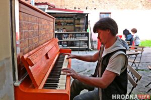 «Это мой подарок городу». В центре Гродно появилось "уличное пианино" «Это мой подарок городу». В центре Гродно появилось "уличное пианино"