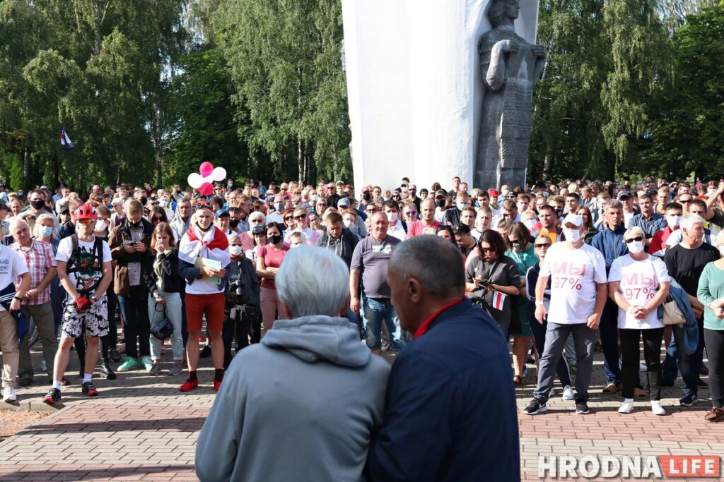 “Воспитала детей и патриота Тихановского”. Первый пикет за Светлану Тихановскую в Гродно собрал 1500 человек