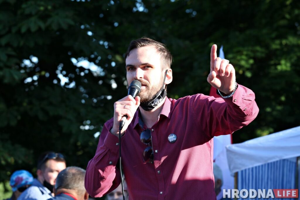 “Воспитала детей и патриота Тихановского”. Первый пикет за Светлану Тихановскую в Гродно собрал 1500 человек