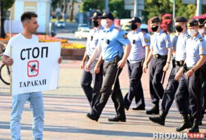 «Парень со стальными яйцами». Зачем гродненец вышел на улицу с плакатом "Стоп таракан" «Парень со стальными яйцами». Зачем гродненец вышел на улицу с плакатом "Стоп таракан"