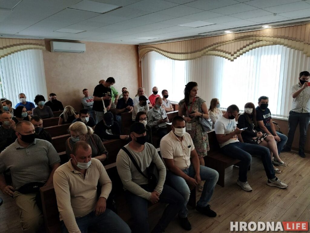 «Не баіцеся, што суседзі тапкамі закідаюць?» Ціханоўскаму на судзе ў Гродне далі яшчэ 15 сутак