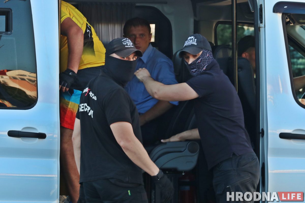 «Ён проста рамантаваў ровар». У цэнтры Гродна міліцыя затрымала веласіпедыстаў