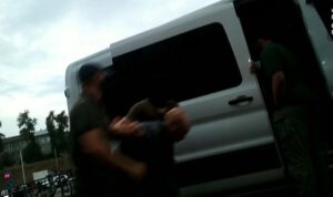 Неизвестные в штатском задержали людей возле бара в Гродно