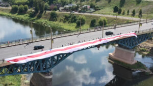 70-метровый бело-красно-белый флаг вывесили на Старом мосту Гродно 70-метровый бело-красно-белый флаг вывесили на Старом мосту Гродно