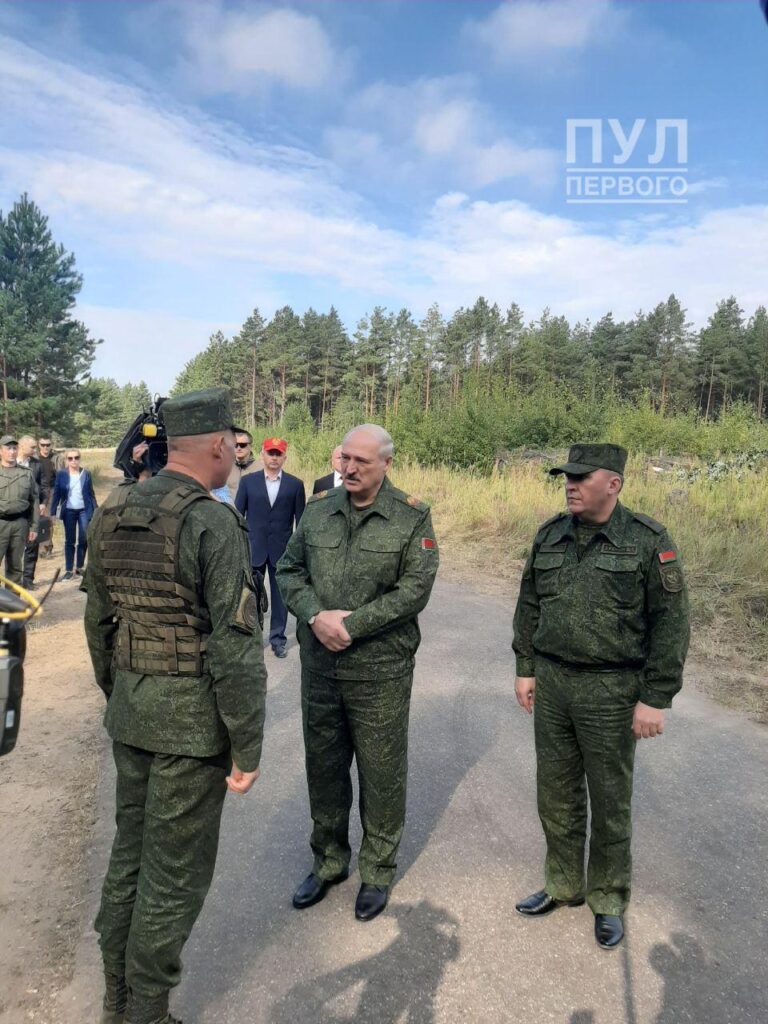 "С принятием самых жестких мер по защите территориальной целостности". Визит в Гродно Лукашенко начал с проверки полигона