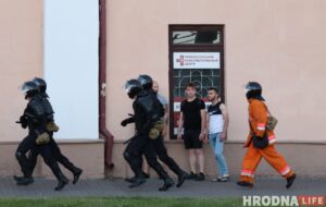«Пришлось удалить глаз», «бросали головой вниз», «на спине табличка в крестики-нолики». Медики из Гродно — о травмах пострадавших от ОМОНа «Пришлось удалить глаз», «бросали головой вниз», «на спине табличка в крестики-нолики». Медики из Гродно — о травмах пострадавших от ОМОНа