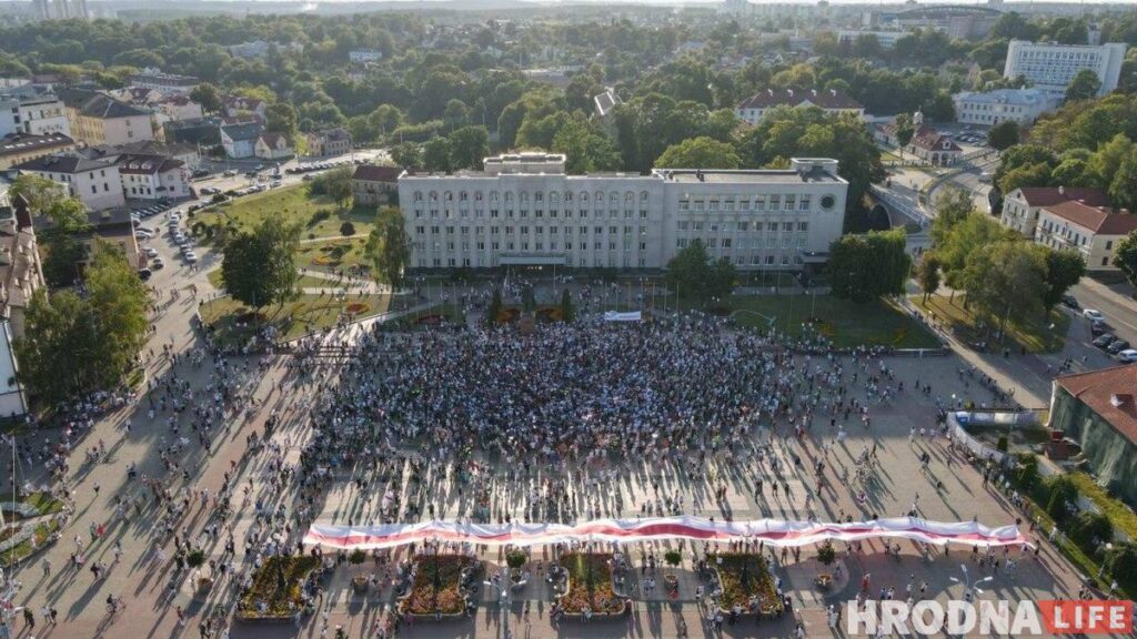 Встречи с мэром, акции солидарности и гигантский флаг: протесты и забастовки в Гродно Встречи с мэром, акции солидарности и гигантский флаг: протесты и забастовки в Гродно