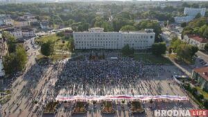 Встречи с мэром, акции солидарности и гигантский флаг: протесты и забастовки в Гродно Встречи с мэром, акции солидарности и гигантский флаг: протесты и забастовки в Гродно