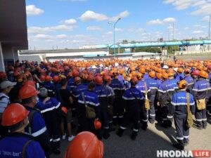 Встречи с мэром, акции солидарности и гигантский флаг: протесты и забастовки в Гродно