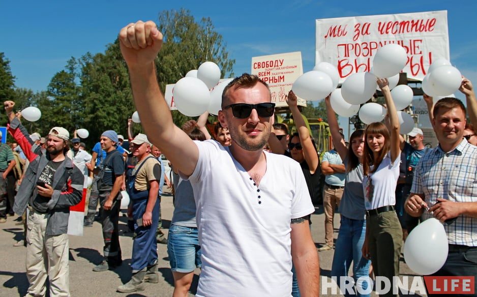 Встречи с мэром, акции солидарности и гигантский флаг: протесты и забастовки в Гродно
