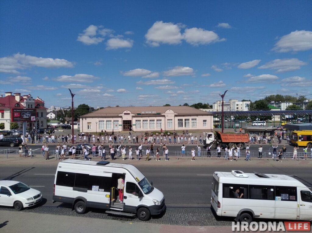 “Будзем стаять, колькі атрымаецца”. Жанчыны Гродна вышлі у знак салідарнасці з затрыманымі