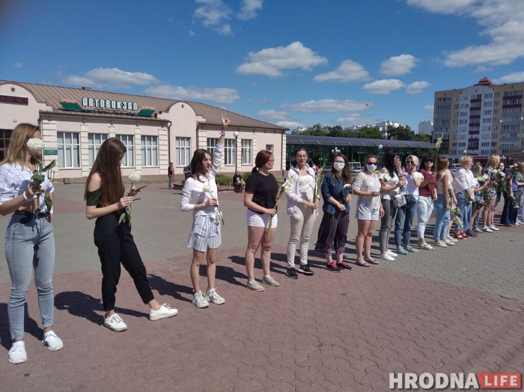 “Будзем стаять, колькі атрымаецца”. Жанчыны Гродна вышлі у знак салідарнасці з затрыманымі