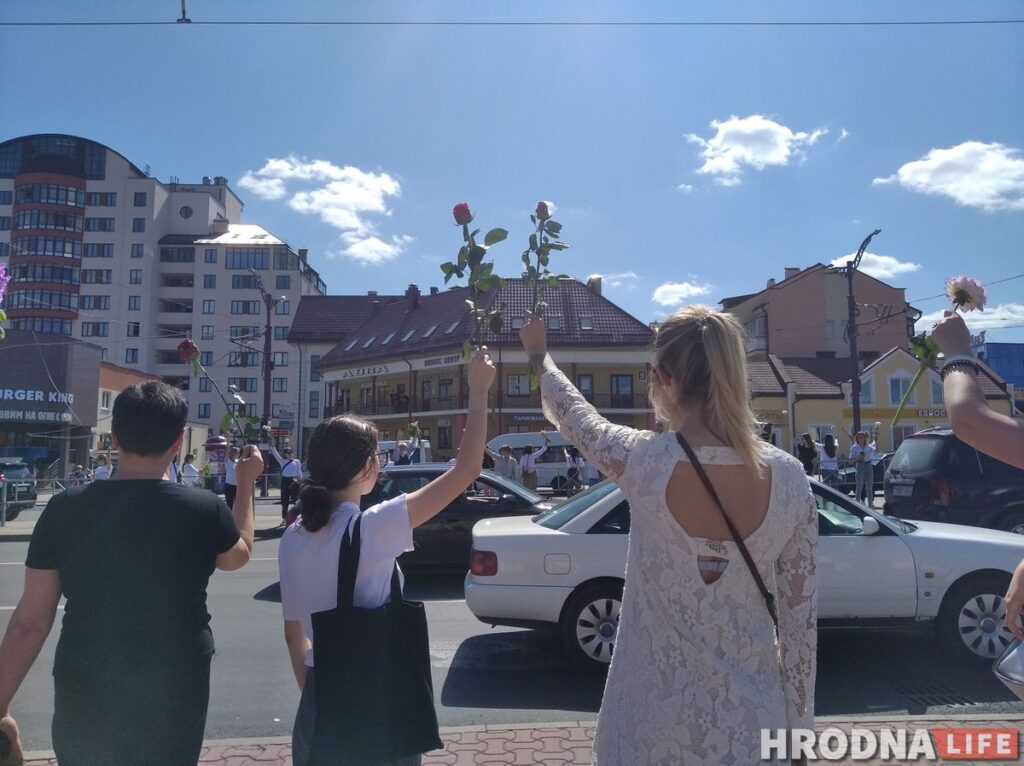 “Будзем стаять, колькі атрымаецца”. Жанчыны Гродна вышлі у знак салідарнасці з затрыманымі