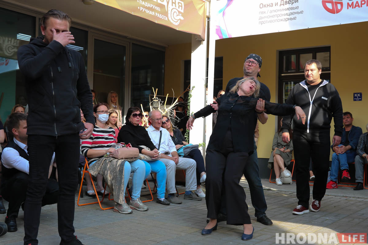 “Если дадут линованную бумагу, пиши поперек”. В Гродно актеры закрывшегося театра выступили во дворе