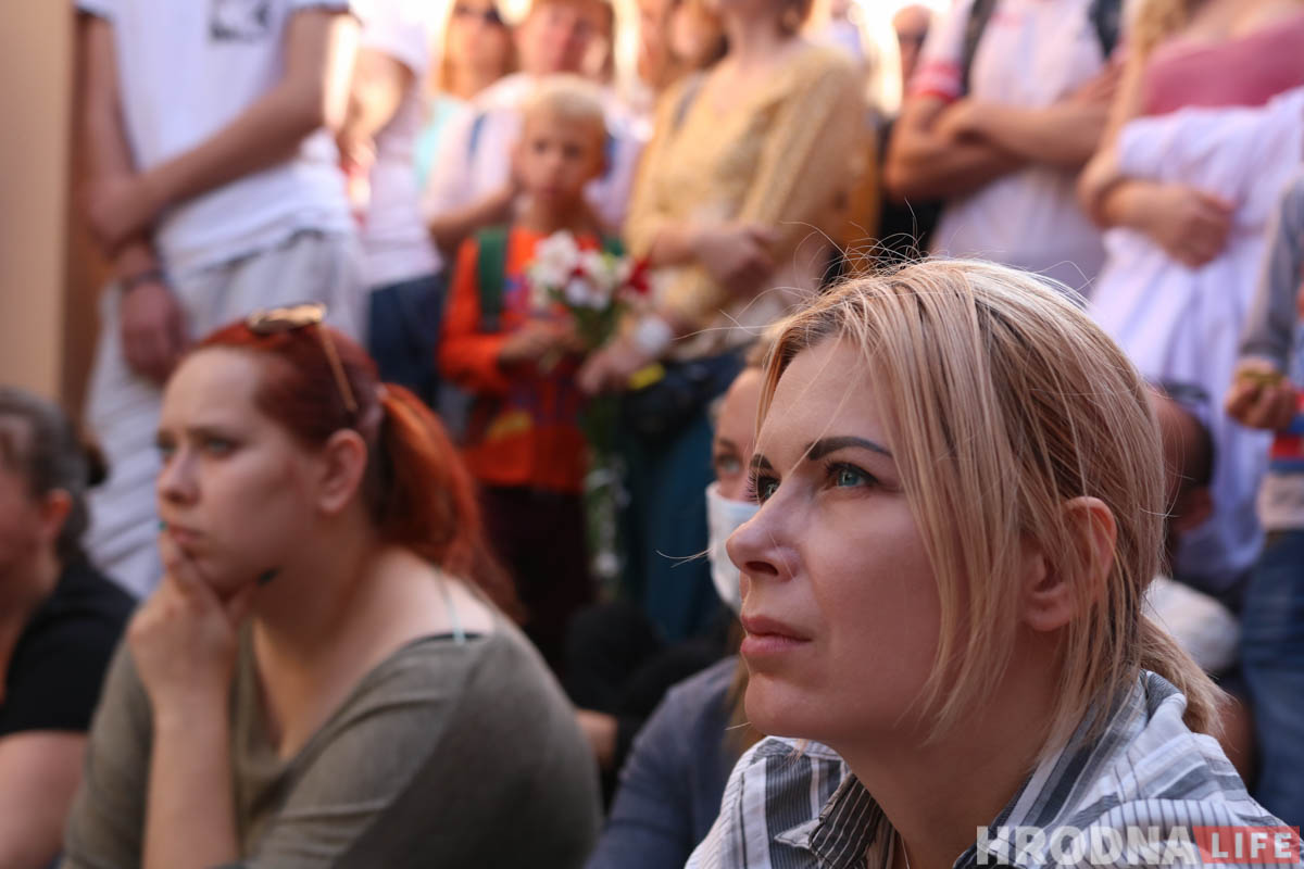 “Если дадут линованную бумагу, пиши поперек”. В Гродно актеры закрывшегося театра выступили во дворе