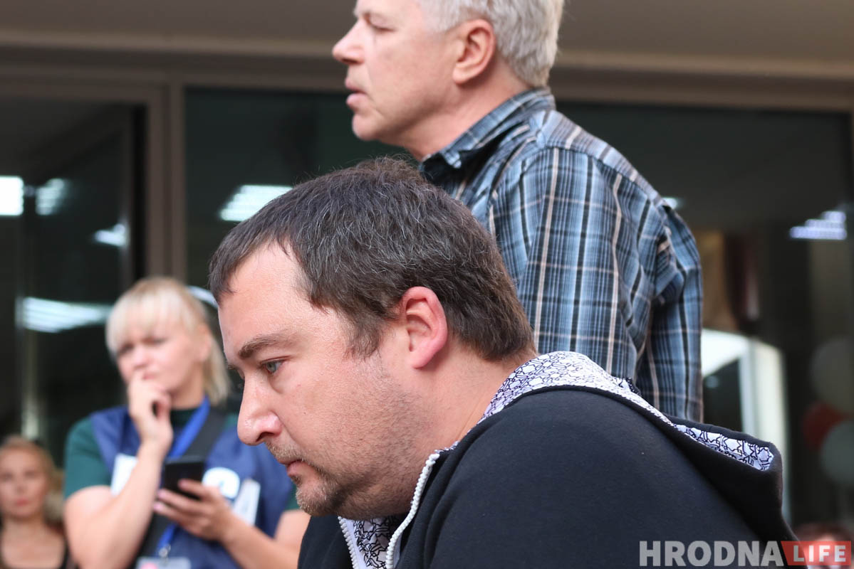 “Если дадут линованную бумагу, пиши поперек”. В Гродно актеры закрывшегося театра выступили во дворе