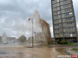 В Гродно возле ЖД вокзала прорвало трубу: появился фонтан с песком и камнями