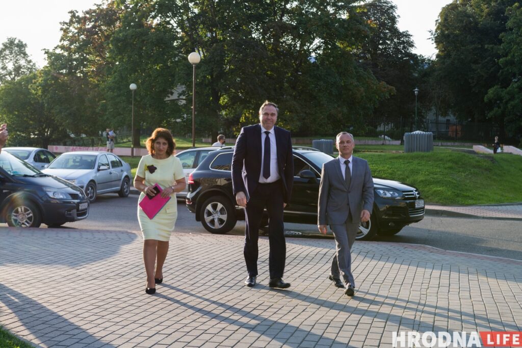 «Давайте два года на Конституцию, а потом всё будет хорошо». О чем говорил Владимир Караник в Гродненском драмтеатре после остановки спектакля «Давайте два года на Конституцию, а потом всё будет хорошо». О чем говорил Владимир Караник в Гродненском драмтеатре после остановки спектакля