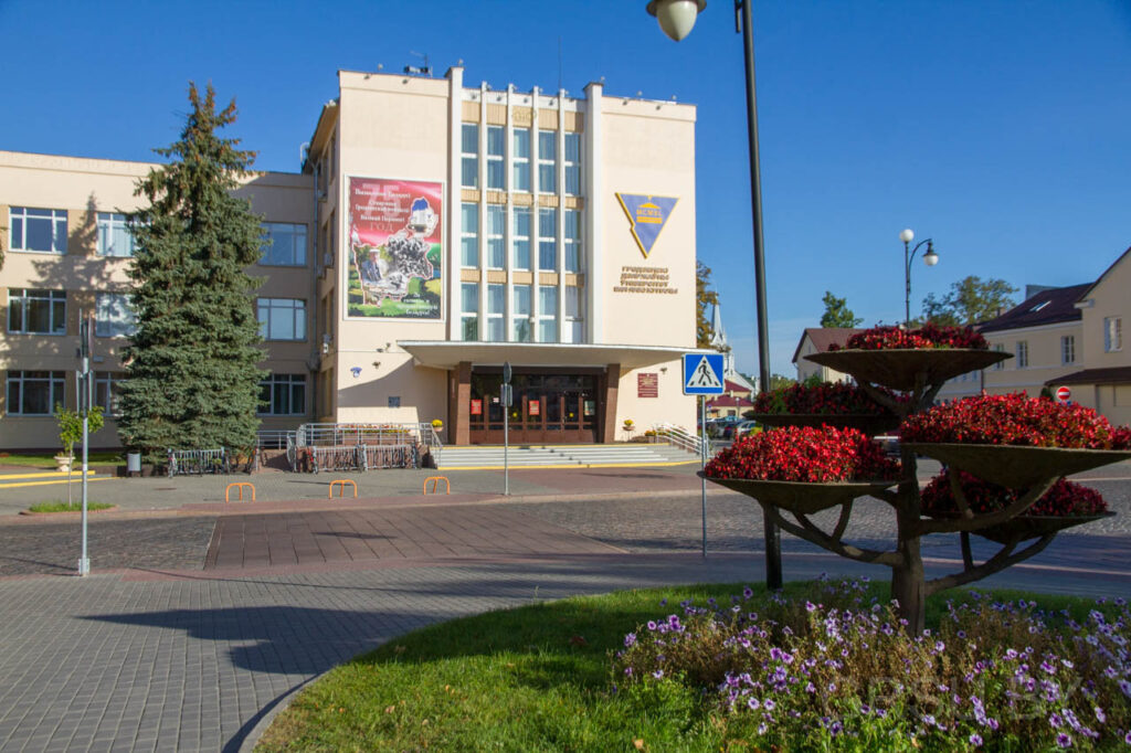 В Гродно задержали студентов ГрГУ, которые собирались петь песни гргу
