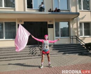 "Хотел показать, что это - фарс". Гродненский музыкант Игорь Банцер пришел в суд в розовом, его забрал ОМОН "Хотел показать, что это - фарс". Гродненский музыкант Игорь Банцер пришел в суд в розовом, его забрал ОМОН