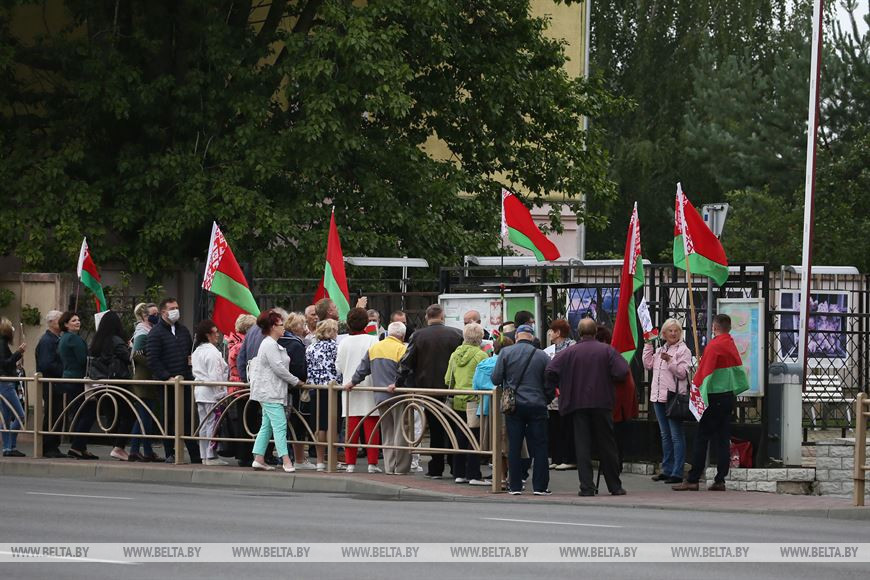 Ветераны Гродно пришли к польскому консульству заявить об иностранном вмешательстве