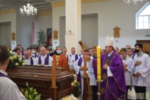 В Лиде от коронавируса умер католический священник. Его похоронили возле построенного им храма В Лиде от коронавируса умер католический священник. Его похоронили возле построенного им храма