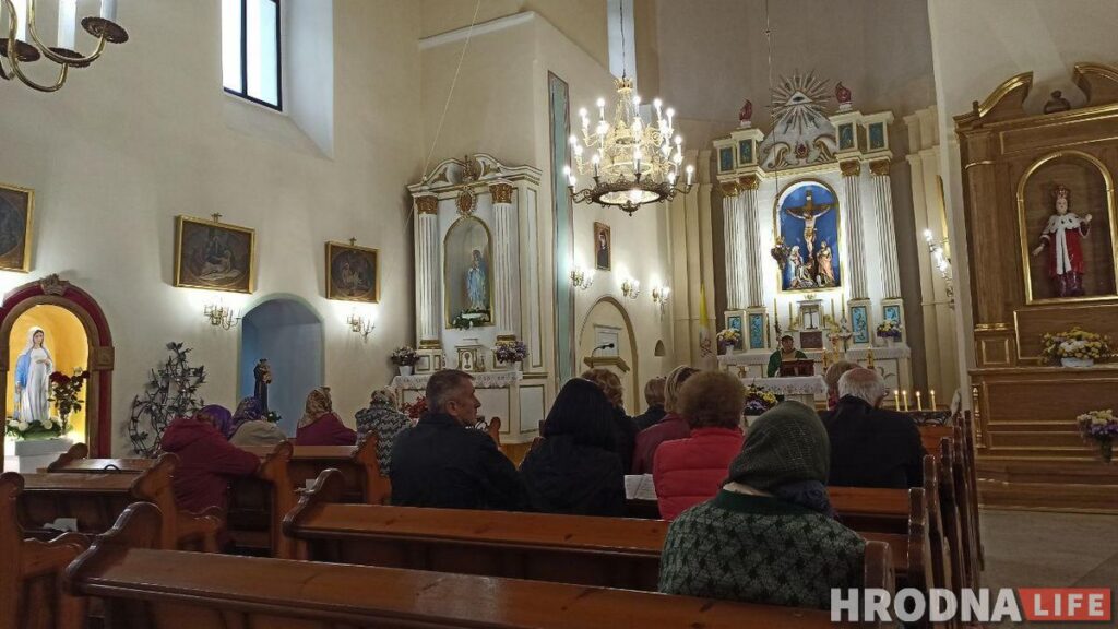 Путешествие под зонтом: замки Любчи и Новогрудка, самый старый костел и музей под открытым небом - за 1 день и 280 километров