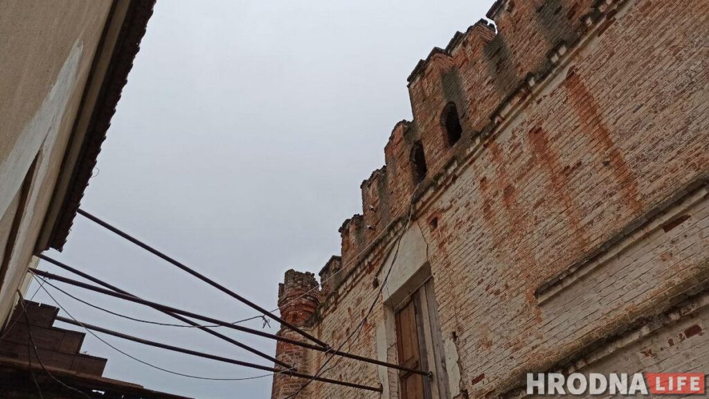 Путешествие под зонтом: замки Любчи и Новогрудка, самый старый костел и музей под открытым небом - за 1 день и 280 километров