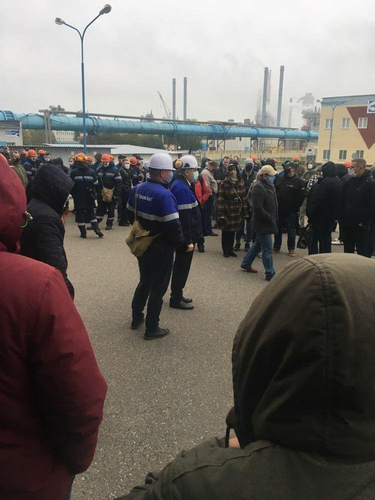 "Адміністрацыя ў закладніках, яны не спыняць завод". "Азотавец" - пра страйк, затрыманні і зарплату