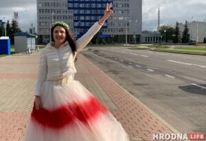 «Рванули сюда, потому что гордимся гродненцами». Минчанка в свадебном БЧБ-платье приехала поддержать Гродно. Ее задержали Инна Зайцева БЧБ-невеста свадебное платье невеста