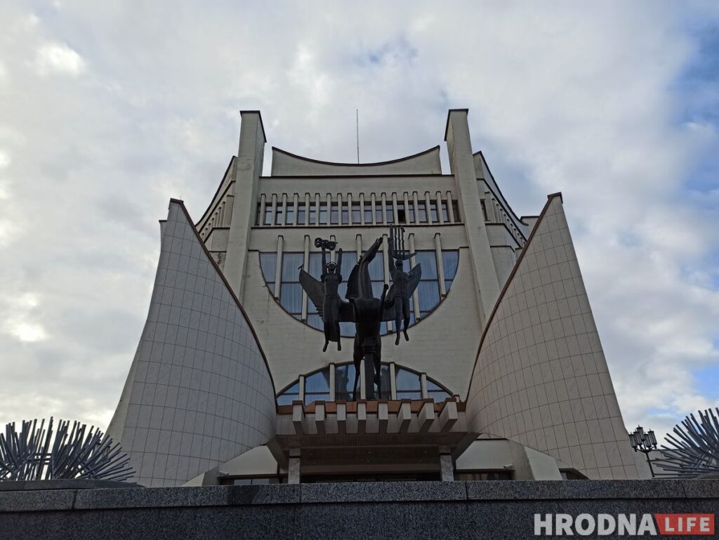 В Гродно отремонтируют здание драмтеатра: фасад износился, потрескался и заплесневел Гродненский областной драматический театр