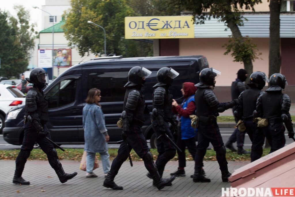 Cутки за рубашку с БЧБ, обыски и вызовы в РОВД. Как прошла неделя в Гродно и области