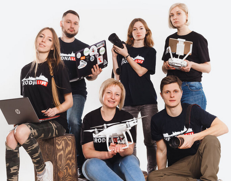 "Сейчас важна не конкуренция, а сотрудничество”. Подвели итоги конкурса Ассоциации издателей региональных медиа Большинство техники, которую держат журналисты редакции Hrodna.life на этом фото, изъяла милиция. Ее до сих пор не вернули.