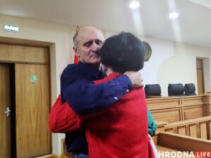 За пинок в бедро силовику пенсионеру в Гродно присудили два с половиной года без направления в исправительные учреждения За пинок в бедро силовику пенсионеру в Гродно присудили два с половиной года без направления в исправительные учреждения