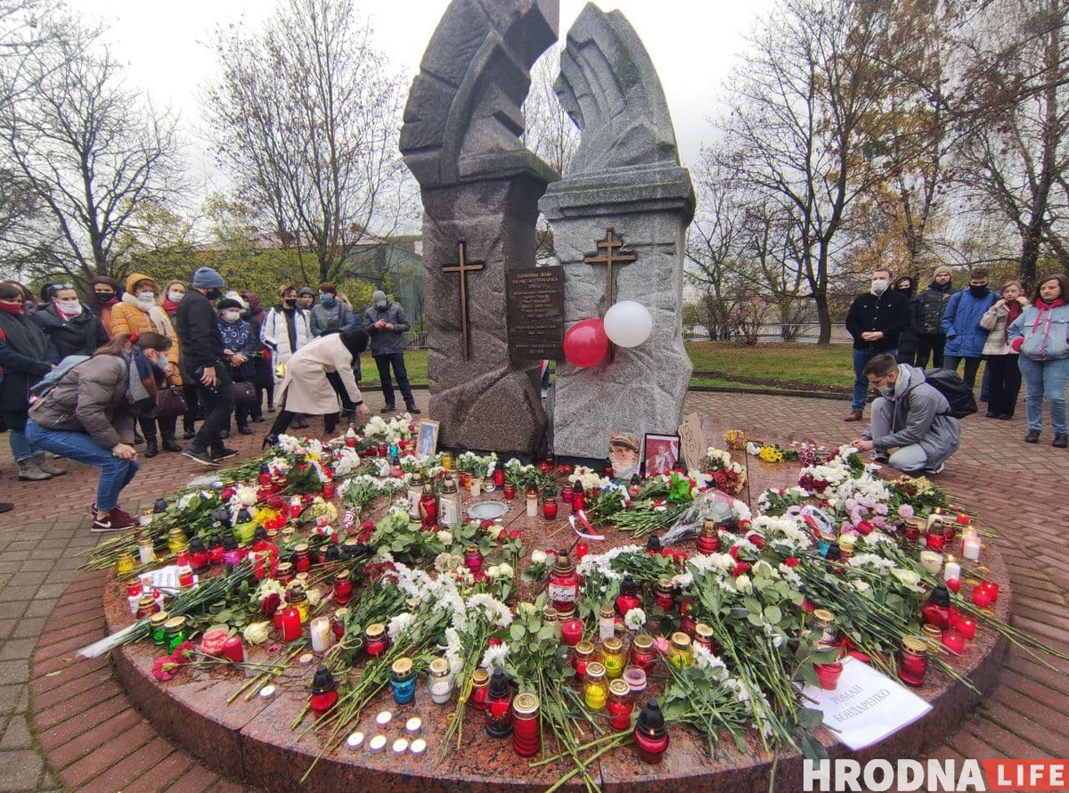 Паніхіда і ланцугі салідарнасці. Як Гродна смуткуе па Раману Бандарэнку