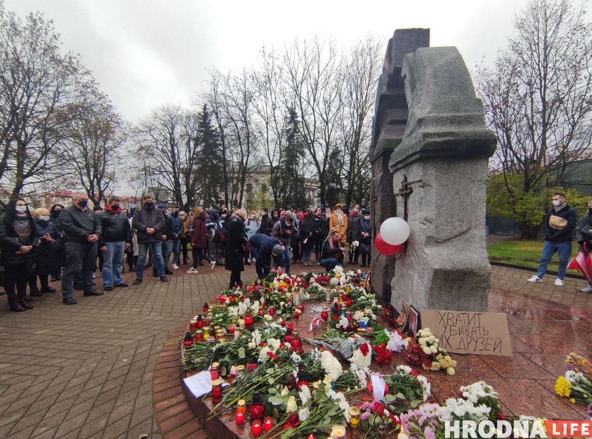 Паніхіда і ланцугі салідарнасці. Як Гродна смуткуе па Раману Бандарэнку