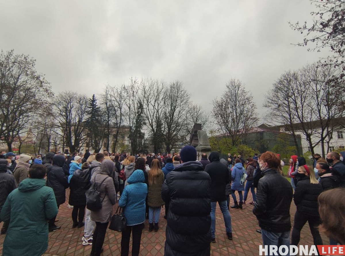 Паніхіда і ланцугі салідарнасці. Як Гродна смуткуе па Раману Бандарэнку