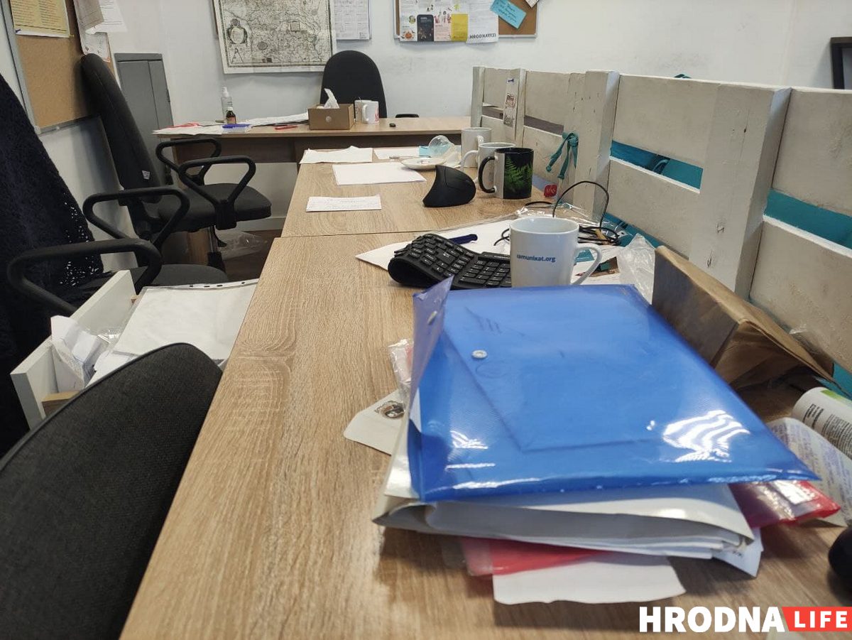 Осмотр в редакции Hrodna.life закончился. Конфисковали технику, книги и игры
