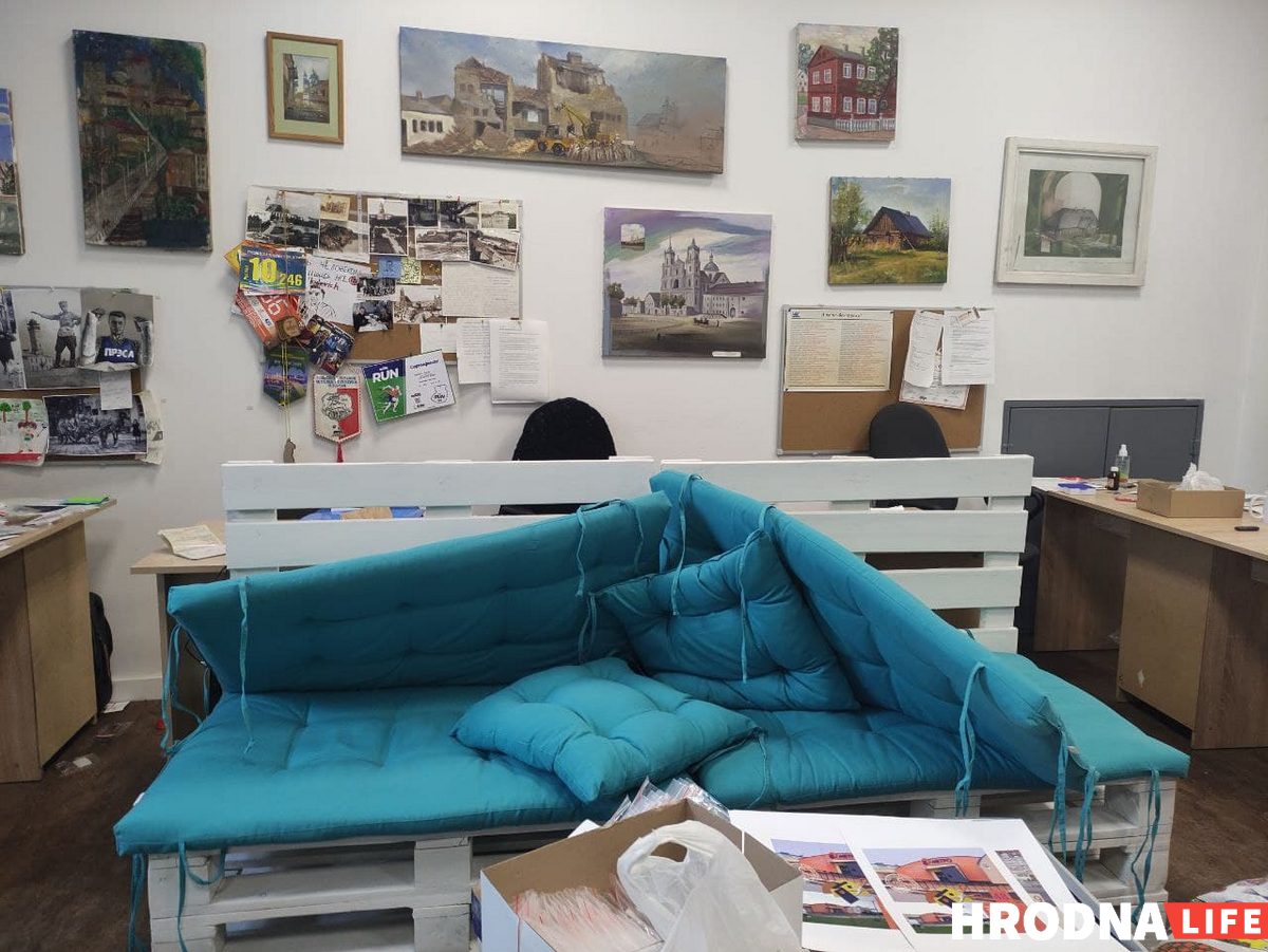 Осмотр в редакции Hrodna.life закончился. Конфисковали технику, книги и игры
