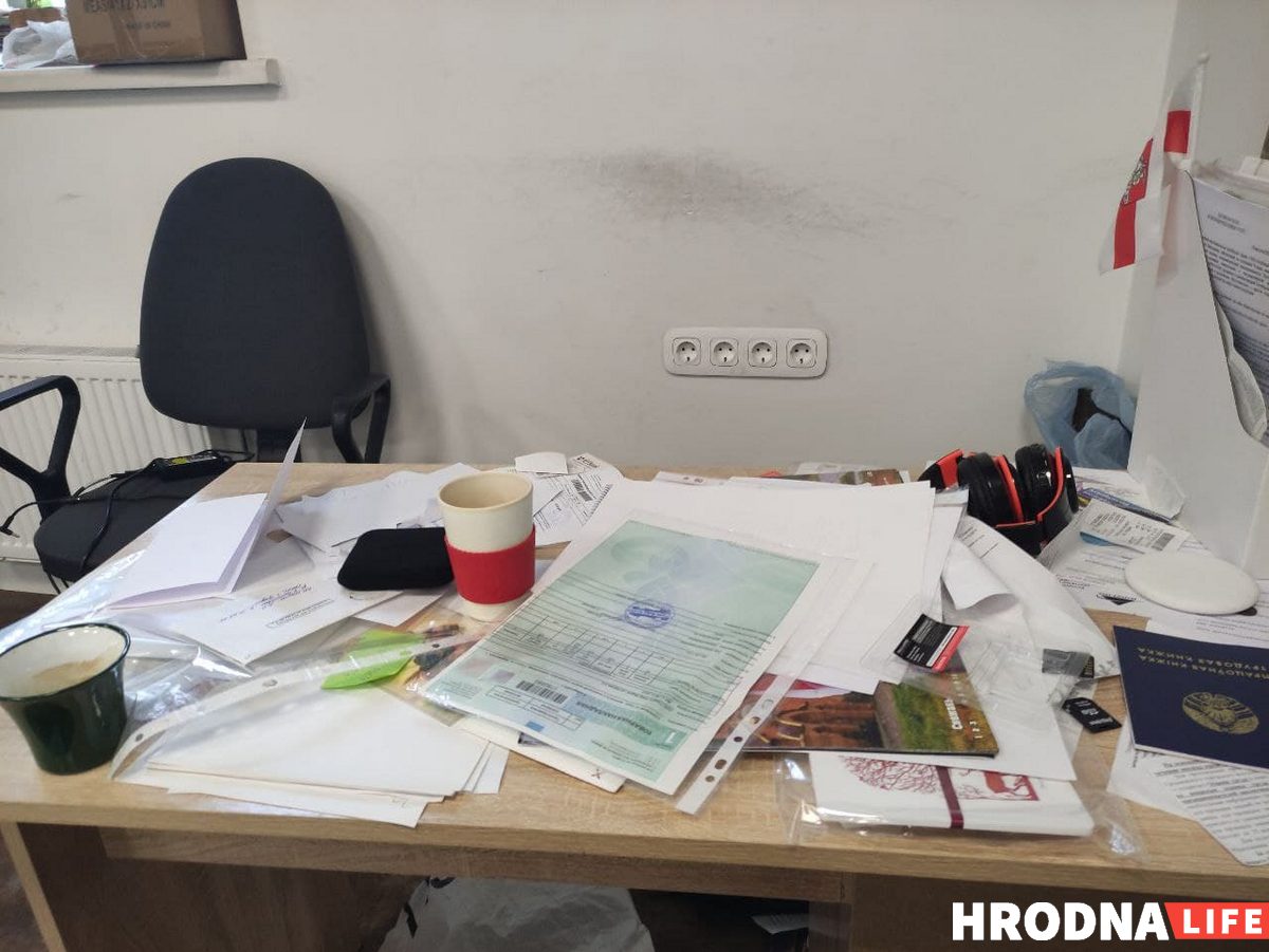 Осмотр в редакции Hrodna.life закончился. Конфисковали технику, книги и игры