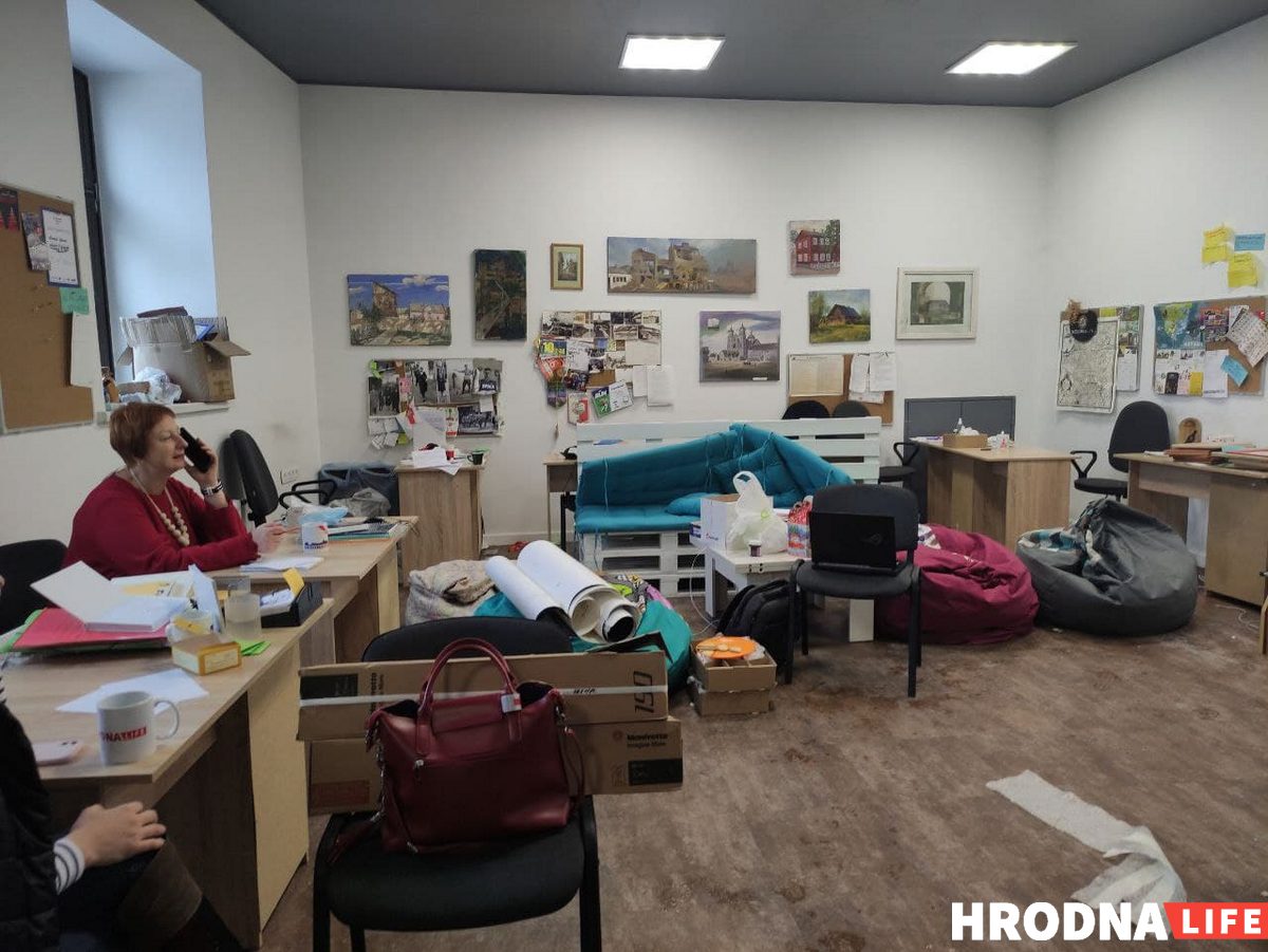 Осмотр в редакции Hrodna.life закончился. Конфисковали технику, книги и игры