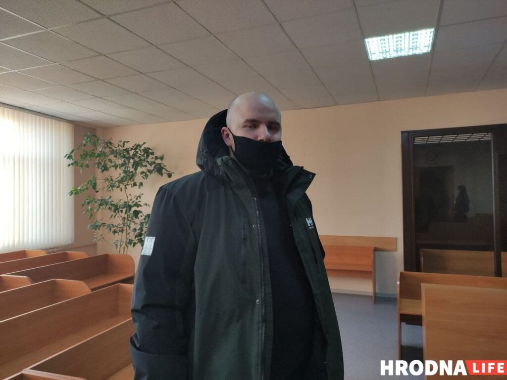 Гродненца осудили на 3,5 года тюрьмы за брошенный в микроавтобус ОМОН бетон. Его взяли под стражу в зале суда